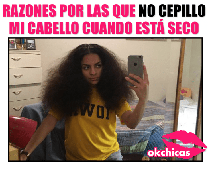 meme okchicas de chica cabello largo tomandose selfie en la cama 