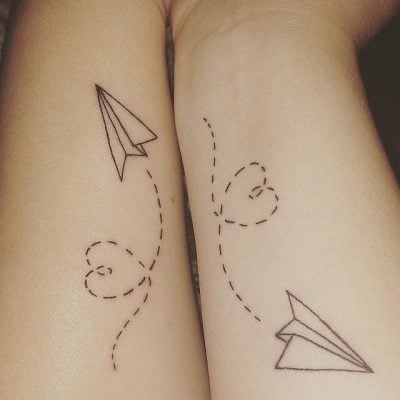 Tatuajes de aviones de papel en el antebrazo. 