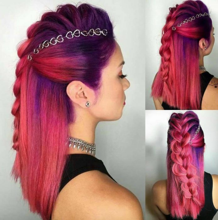 mujer con cabello morado y rosa con anillos 