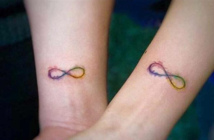 Tatuajes del símbolo infinito en el antebrazo. 