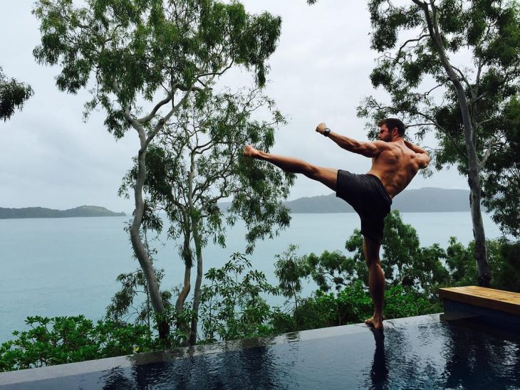 Hombre con shorts en alberca haciendo artes marciales 