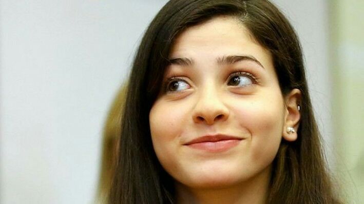 Yusra Mardini sonriendo. 