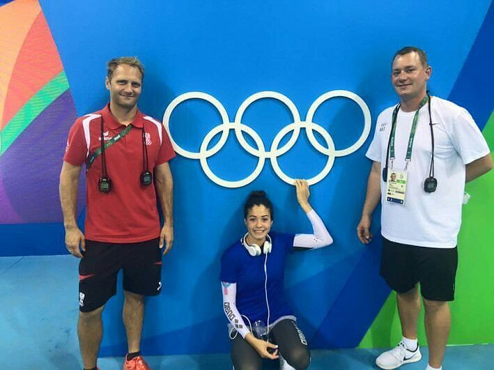 Yusra mardini con sus entrenadores en los Juegos Olímpicos. 