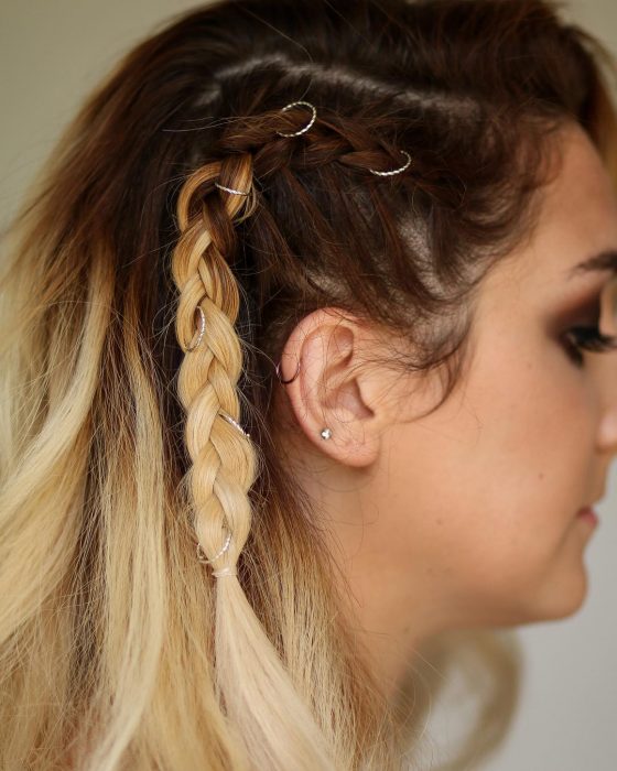 mujer con cabello castaño y rubio con anillos 