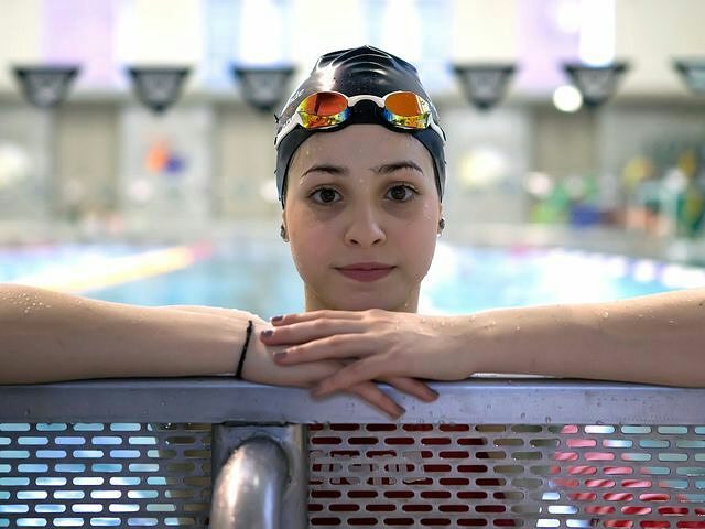 Yusra mardini a a orilla de una alberca. 