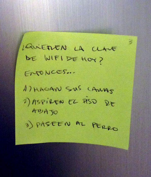 Divertidas notas que están sobre la mesa de padres hacia sus hijos 