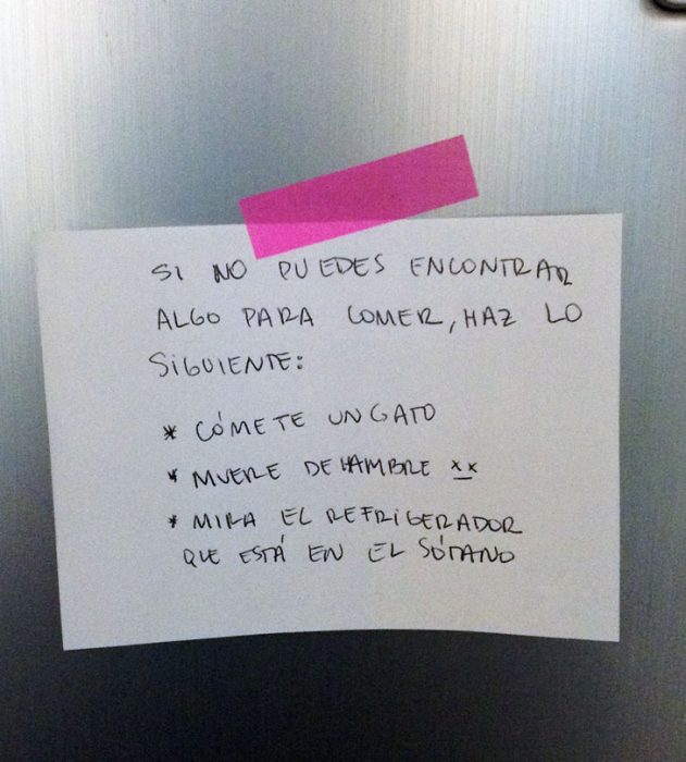 Divertidas notas que están sobre la mesa de padres hacia sus hijos 