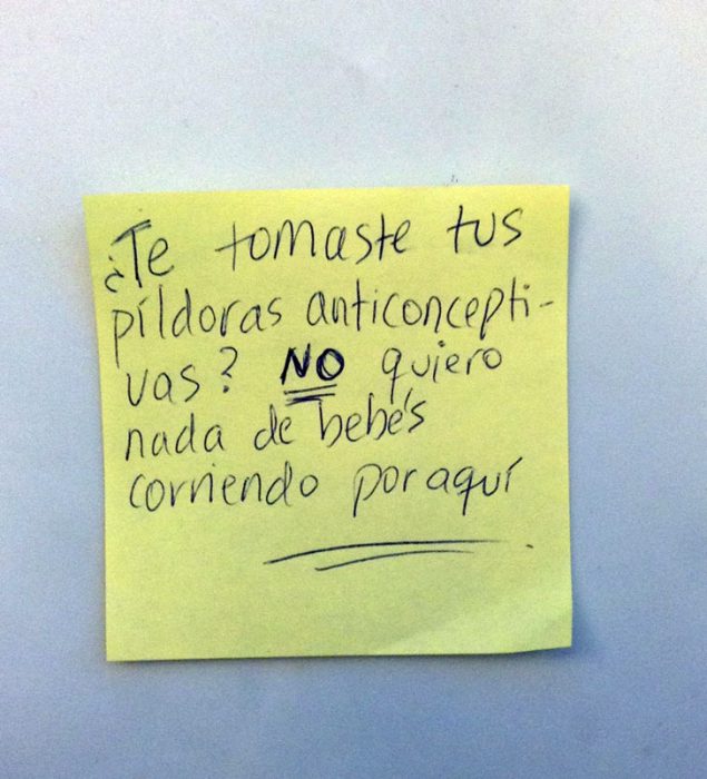 Divertidas notas que están sobre la mesa de padres hacia sus hijos 