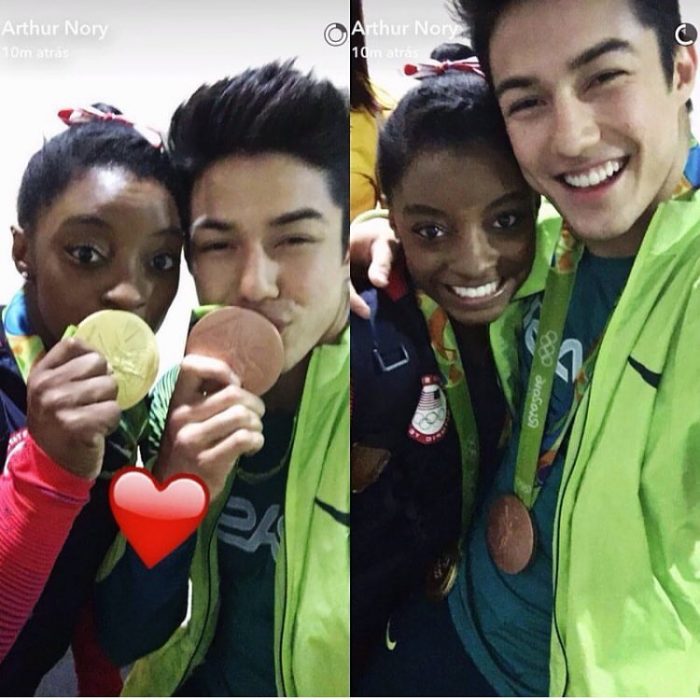 mujer y hombre besando sus medallas 