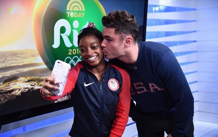 chica gimnasta con hombre dandole un beso y selfie 