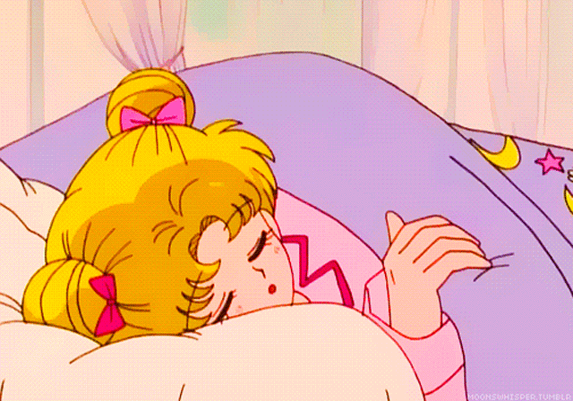 GIF Sailor moon durmiendo en su cama.