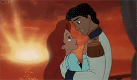 GIF Escena de la película la sirenita. Ariel besando al príncipe Erick