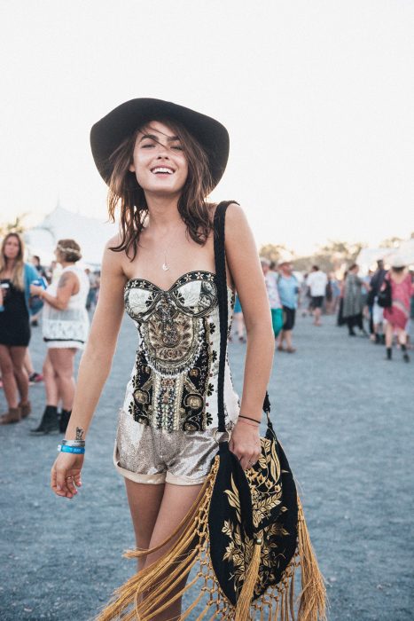 Chica usando un bodysuit con un short durante coachella 