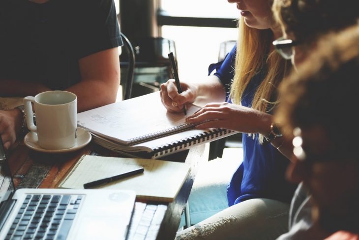 personas trabajando en equipo