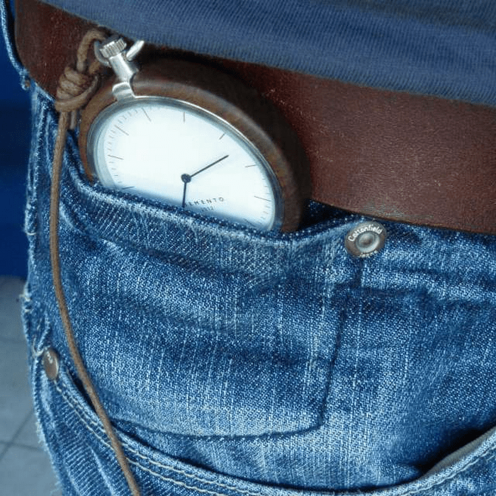 pantalón de mezclilla con reloj