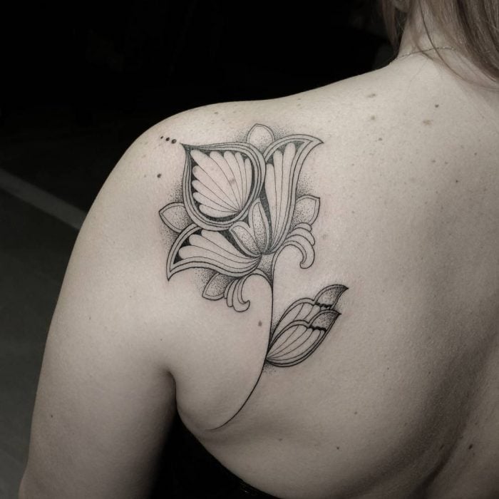 tatuaje negro flor en la espalda