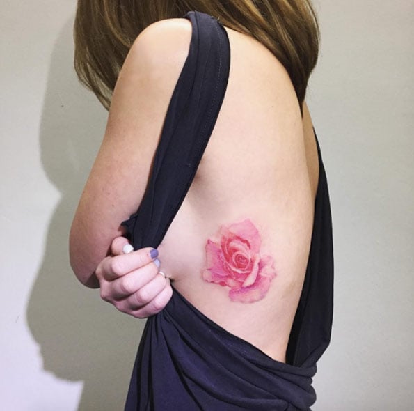 tatuaje flor en el costado