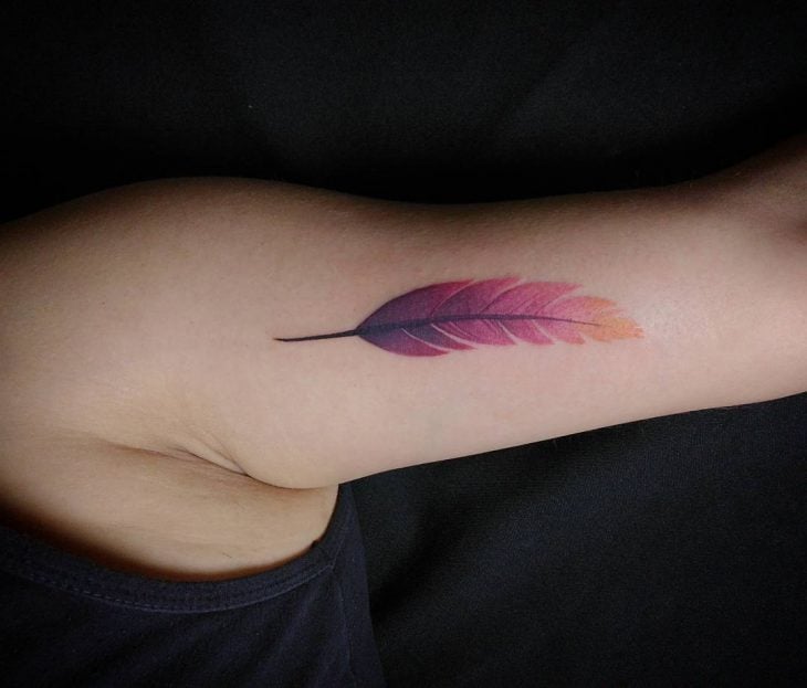 tatuaje pluma antebrazo