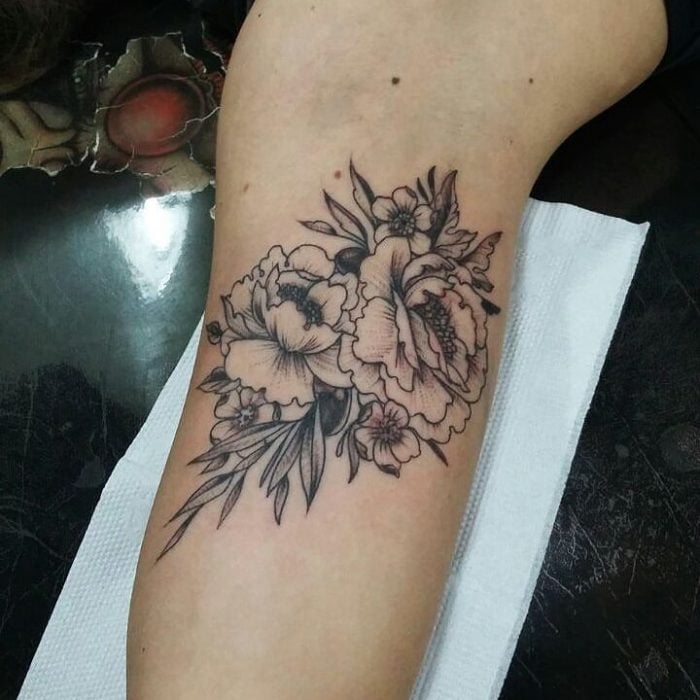 tatuaje flor antebrazo