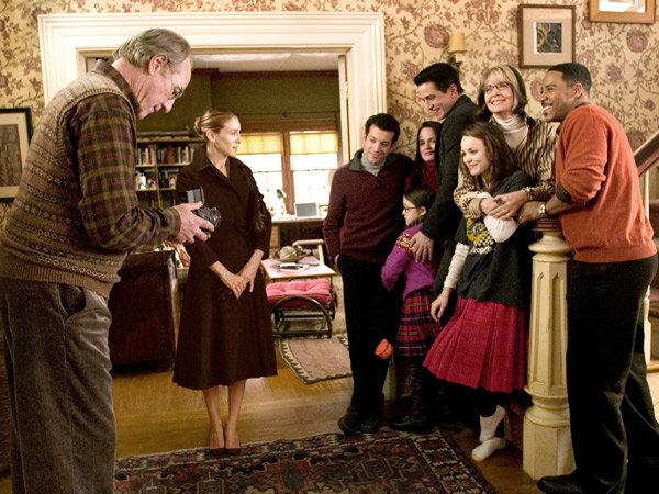 Escena de la película la joya de la familia. Familia tomándose una fotografía