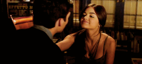 GIF escena de la serie pretty little liars Ezra besando a Aria 