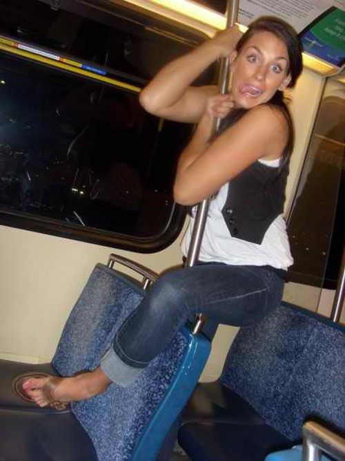 chica haciendo gestos en vagón del metro