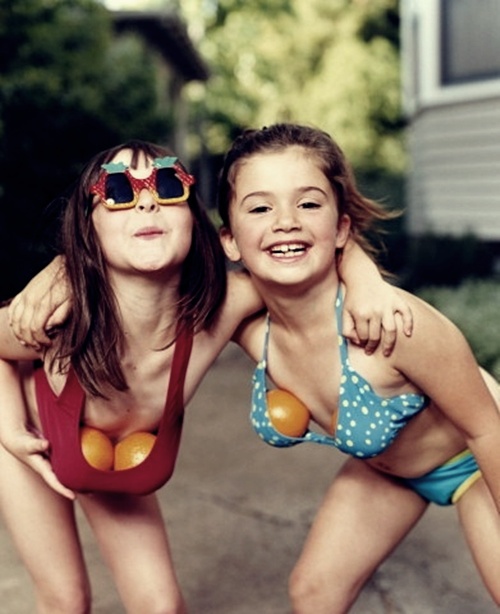 niñas chicas con naranjas en el bikini