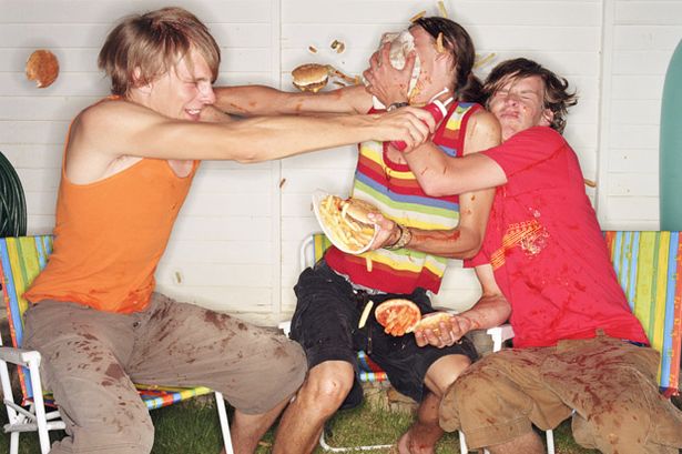 chicos peleando con comida