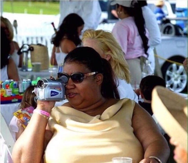 mujer grabando con mini cámara de video