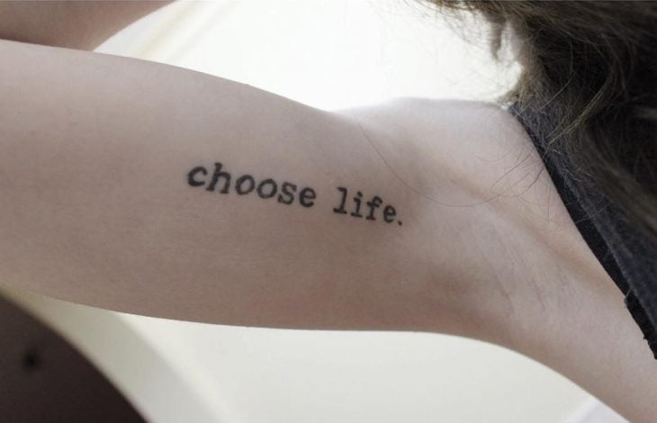 tatuaje frase elige la vida