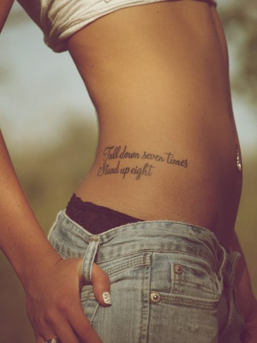 frase tatuada en cadera