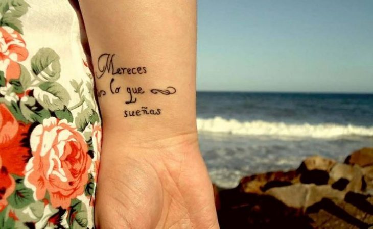 frase en tatuaje muñeca