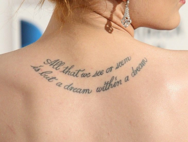 tatuaje de frase en la espalda