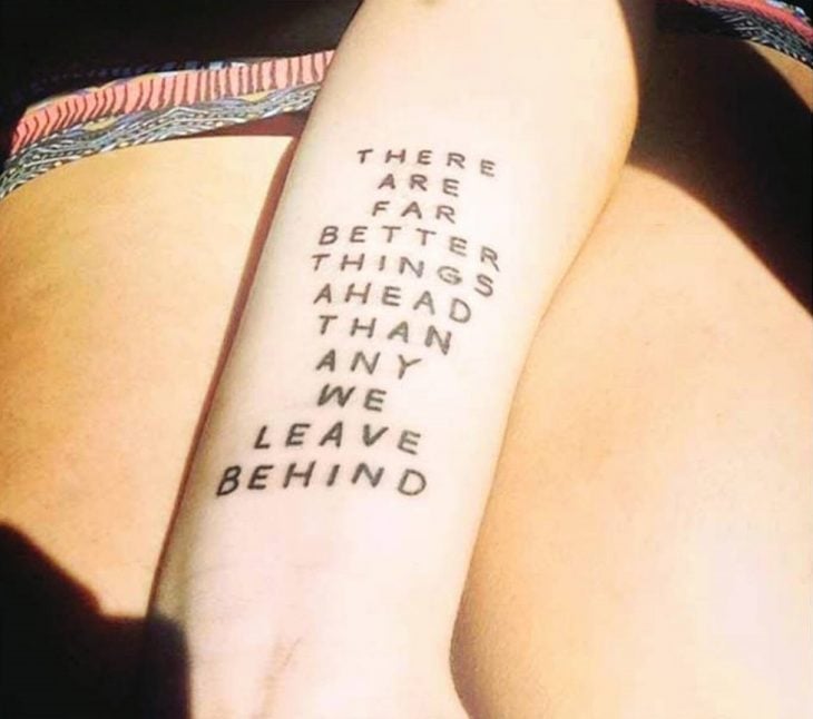 tatuaje frase en antebrazo