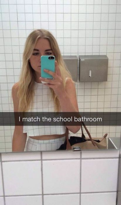 snap chica con ropa igual al azulejo del baño