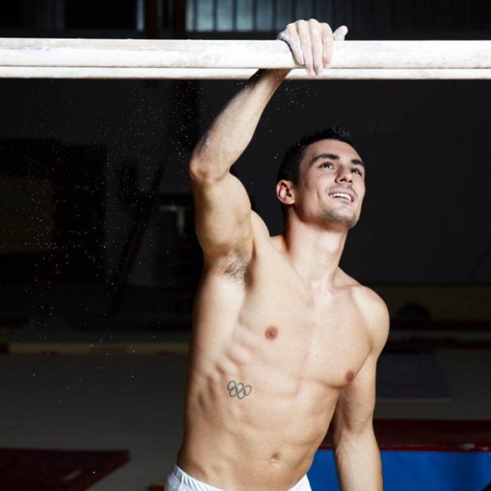 hombre atleta musculoso haciendo gimnasia 