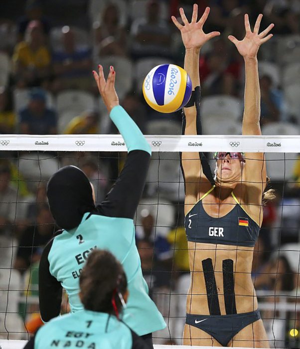 mujeres en cancha con red jugando voleibol del playa 