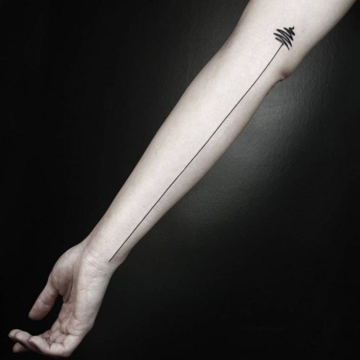 Tatuaje de una línea.
