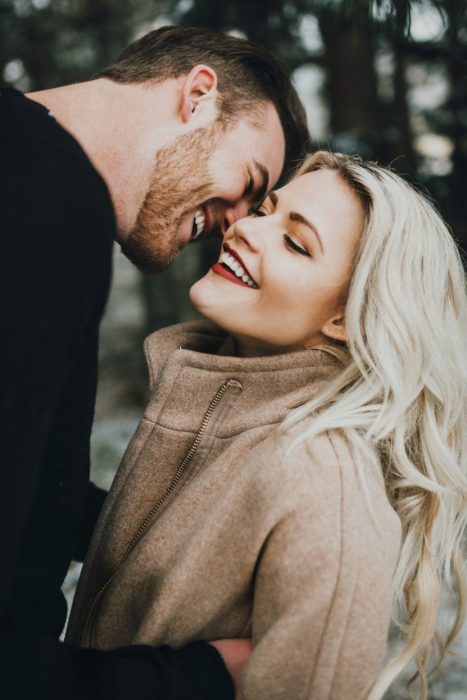 Pareja de novios besándose y sonriendo 