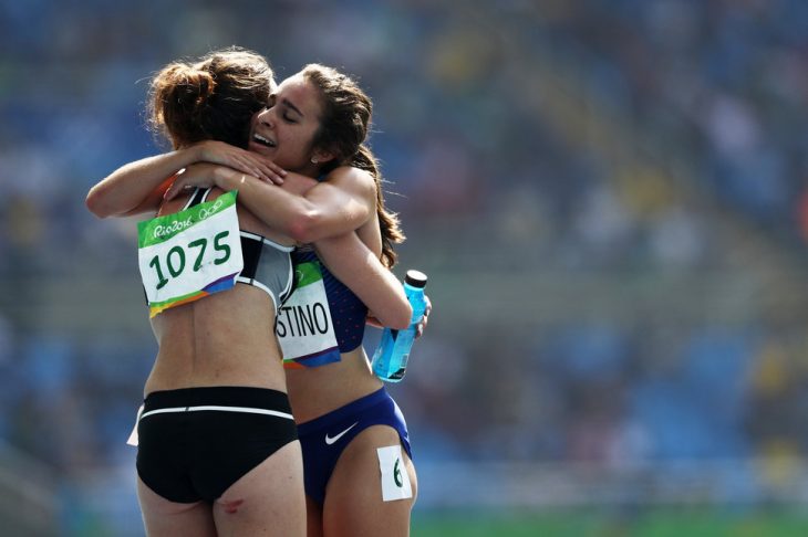 dos mujeres en bikini abrazándose en carrera 