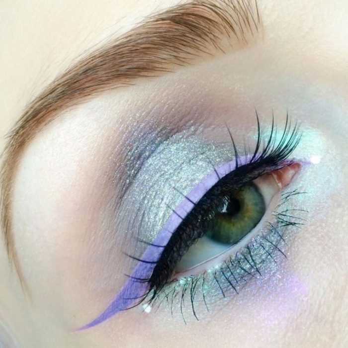 Maquillaje de ojos violeta