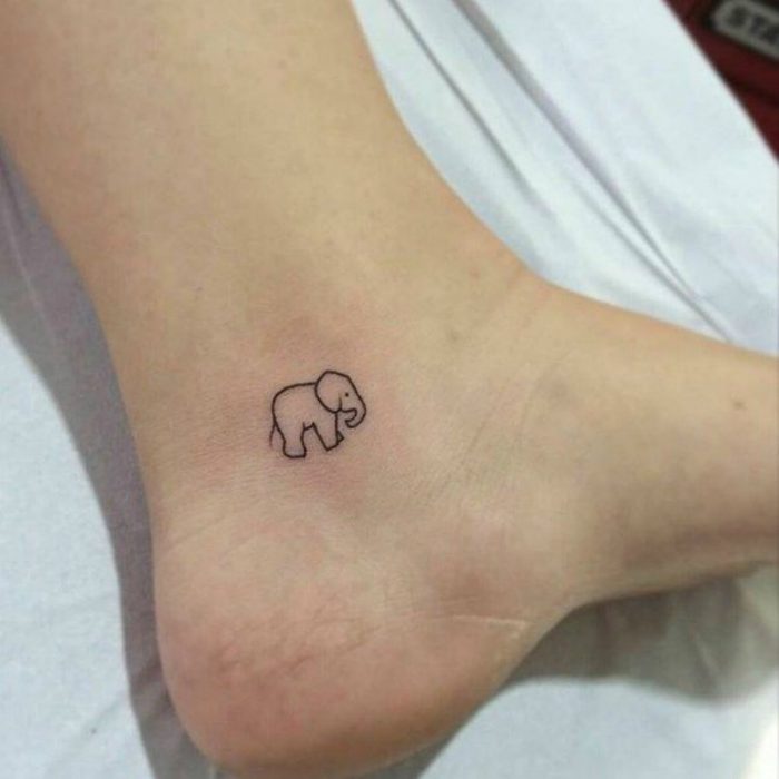 tatuaje de elefante en el pie 