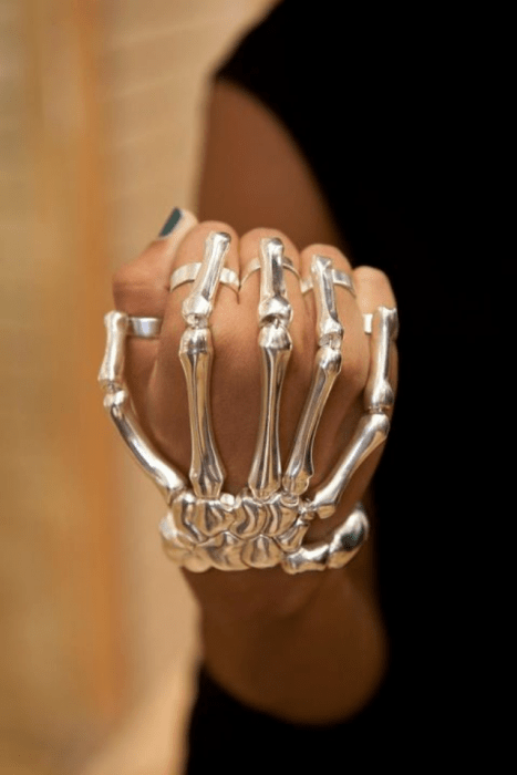 Brazalete de una chica en forma de huesos 