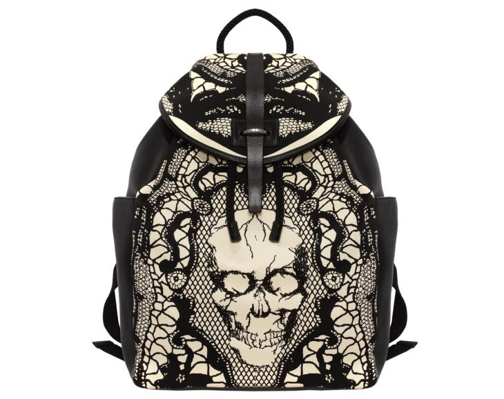 Mochila de Alexander Mcqueen con una calavera en medio 