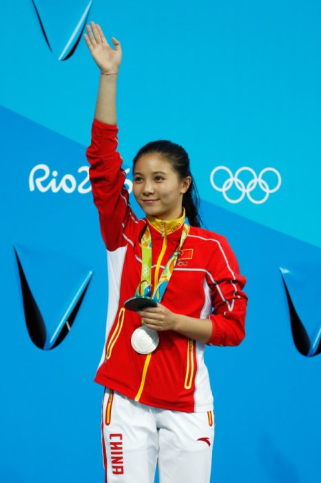 He Zi recibiendo su medalla de plata 