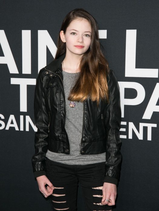 Mackenzie Foy posando para fotografías en una entrega de premios 