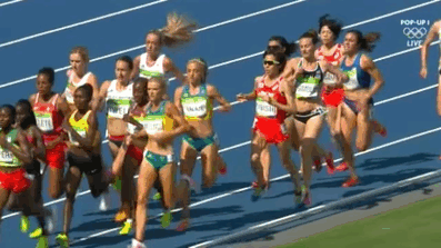 GIF corredoras cayendo durante una competencia 