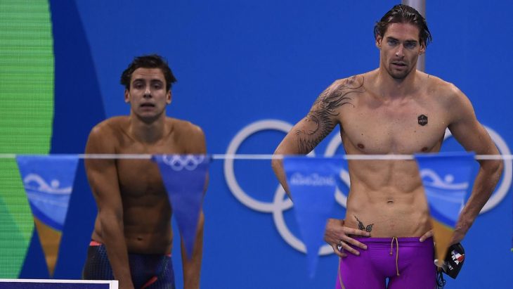 nadador con traje de baño morado 