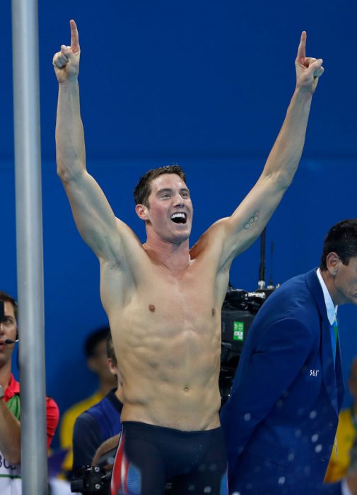 Nadador celebrando 