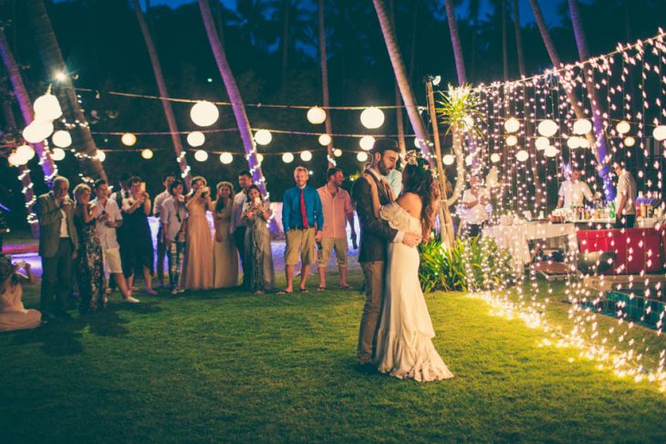 Pareja en una boda en el jardín 